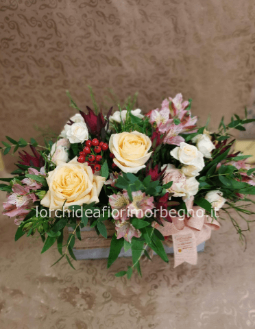 Cesto di fiori e frutta autunnale