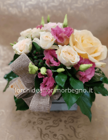 Cestino di rose colori assortiti.