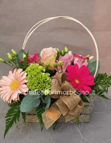 Cestino con fiori assortiti