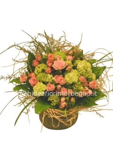 Cestino con rose e viburno o altro verde