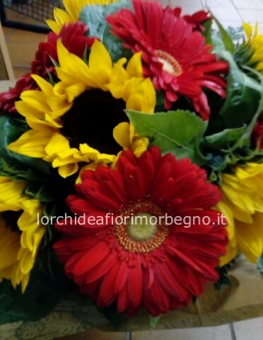 Centrotavola di fiori misti con girasoli