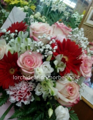 Bouquet misto con rose gerbere e fori di stagione