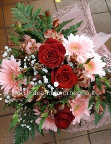 Bouquet con rose rosse gerbere e alstromerie