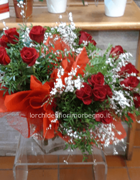 Bouquet con 7 rose rosse verde ginestra