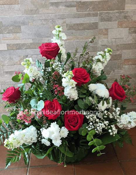 Composizione funebre con rose rosse
